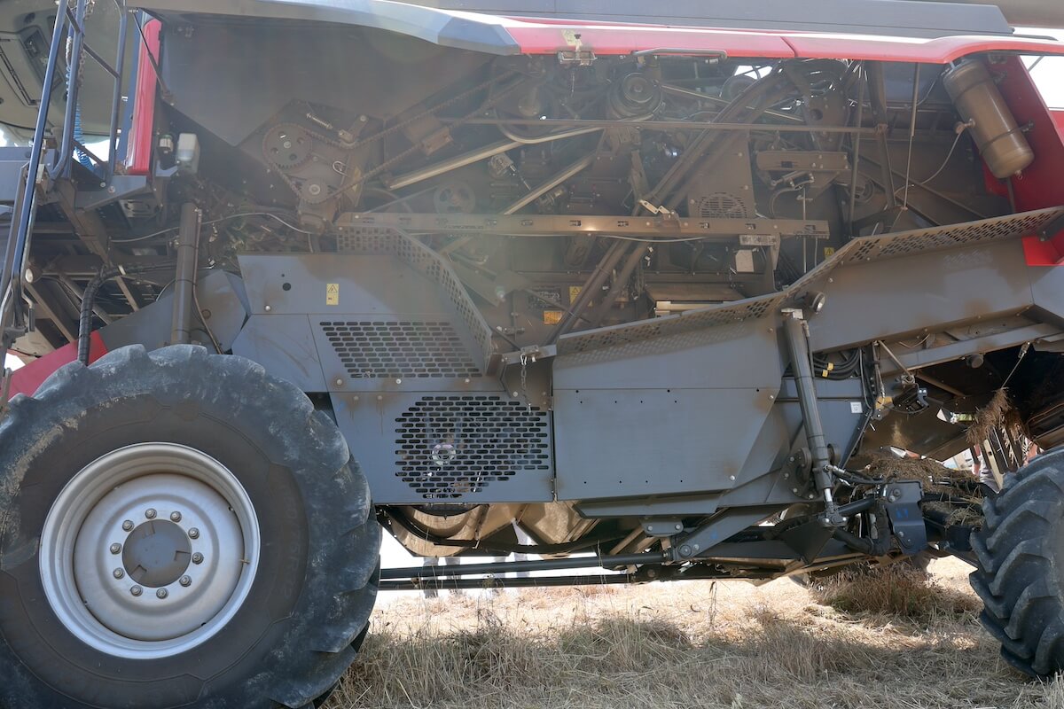 Vista laterale delle componenti interne della mietitrebbia Massey Ferguson MF Beta 7360 AL4 